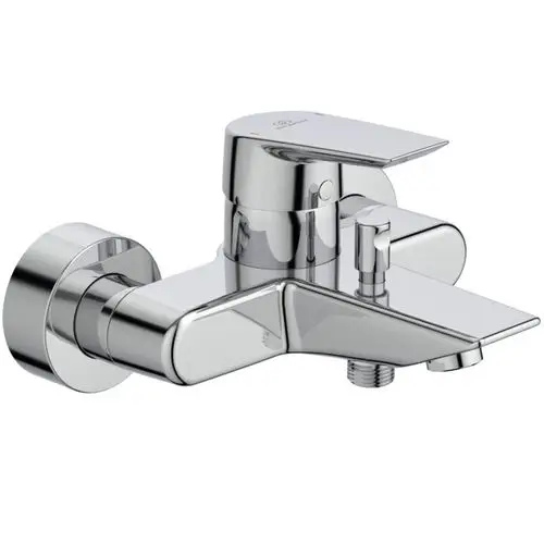 Chromene Badearmatur von Ideal Standard mit einem seitlichen Hebel zum Einstellen von Wasserfluss und Temperatur sowie einem Anschluss für den Wasserablauf.